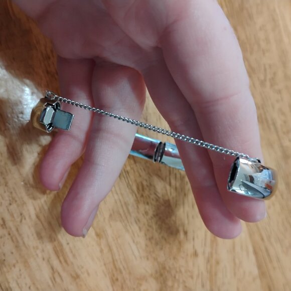 Vintage Openable Monet bangle bracelet - Picture 5 of 5